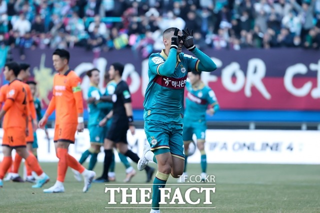 2월 26일 대전월드컵경기장에서 열린 하나원큐 K리그1 2023 대전하나시티즌 홈 개막전에서 티아고 선수가 강원FC 상대로 골을 넣고 세레머니를 하고 있다. / 대전하나시티즌