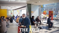  [현장FACT] '주문은 언제?'…패스트푸드점 가득 메운 노인들 (영상)