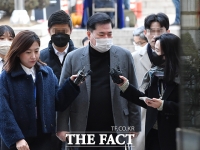  취재진 바라보는 유 전 본부장 [포토]