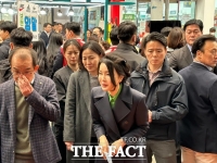  [현장FACT] '사랑합니다' …김건희 포항 죽도시장 방문에 열렬한 환영 (영상)