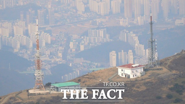 지왕봉 전망대에서 쳐다본 광주의 모습. 미세먼지의 영향인지 흐릿하게 보인다. / 광주 = 나윤상 기자