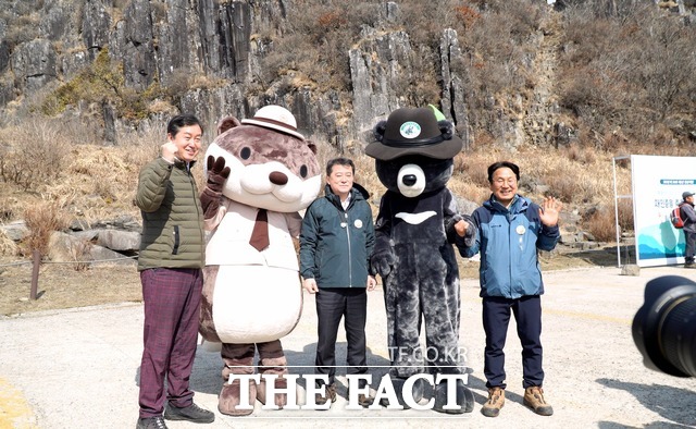 강기정 광주시장이 반달곰, 수달 캐릭터와 같이 유제철 환경부 차관, 국립공원공단 송형근 이사장과 함께 사진을 찍고 있다. 사진은 왼쪽부터 송형근 이사장, 유제철 차관, 강기정 시장 / 광주 = 나윤상 기자