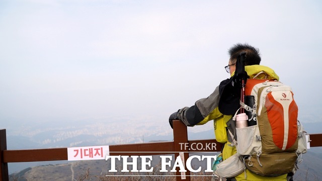 미세먼지 영향인지 이 날 광주시내는 뿌옇게 보였다. 아쉬운 듯 전망대에서 광주 전경을 바라보고 있는 시민 / 광주 = 나윤상 기자