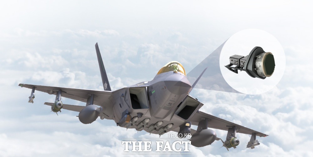에이사레이더를 달고 비행하는 KF-21 전투기 개념도. /한화시스템