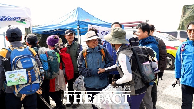 무등산 정상에 도착한 강기정 광주시장이 시민들과 악수하고 있다./ 광주 = 나윤상 기자