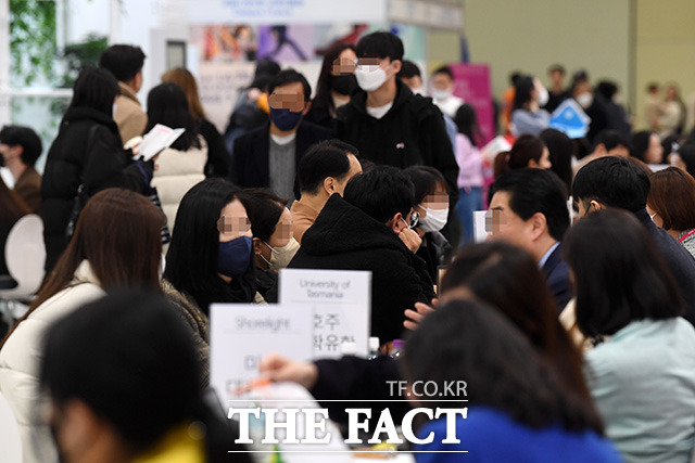 해외 유학·이민 박람회가 4일 오후 서울 강남구 코엑스에서 열린 가운데 관람객들이 유학 및 이민 관련 상담을 받고 있다. /남용희 기자