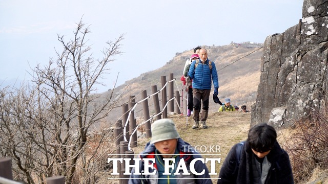 무등산 정상을 앞에 두고 마지막 한 걸음./ 광주 = 나윤상 기자