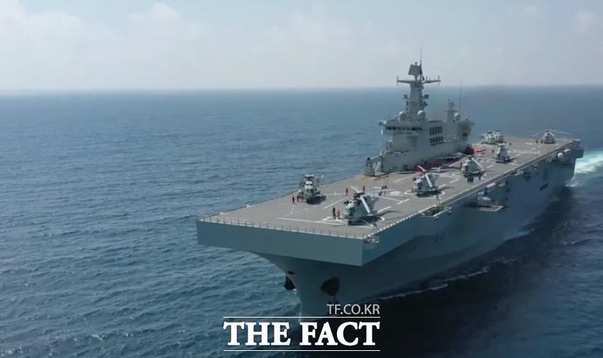 중국 해군의 075형 헬기탑재 강습상륙함(LHD) 하이난함이 서태평양에서 훈련하고 있다./글로벌타임스