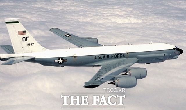 미공군의 특수정찰기 RC-135U  컴뱃 센트가 비행하고 있다. /미공군