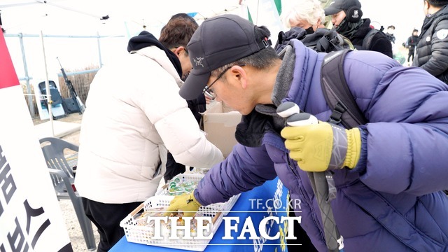 정상에서는 다양한 기념품과 사진촬영 등 이벤트가 준비되어 있었다. 열쇠고리를 챙기는 등산객 / 광주 = 나윤상