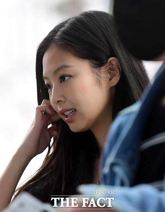 그룹 블랙핑크 제니가 눈 밑에 작은 부상을 당했다. 사진은 지난해 샤넬 2023 봄-여름 레디-투-웨어 쇼 참석 위해 출국하던 모습. /임영무 기자