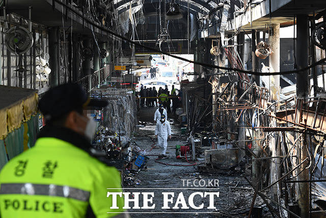 5일 오후 인천 동구 현대시장 점포들이 화재로 인해 검게 그을린 가운데 관계자들이 사고 현장을 살피고 있다. /인천=남용희 기자