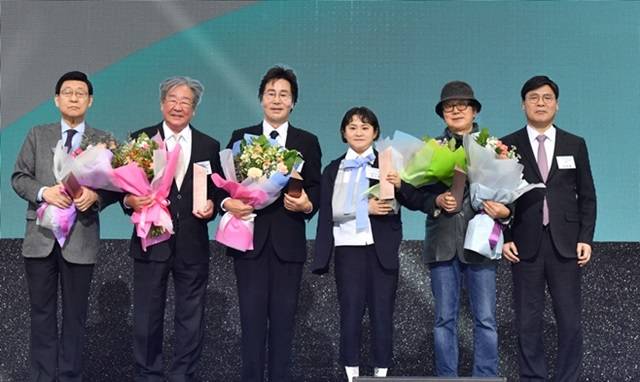 김신영(오른쪽에서 세번째)이 최근 팔에 보호대를 착용하고 공개석상에 등장해 눈길을 끌었다. KBS 공영방송 50주년 기념식에 참석한 ​김신영은 소감 발표에 앞서 전국 노래자랑을 큰 소리로 외쳤다. /KBS