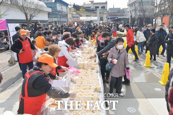 지난 주말 공주시 산성시장 문화공원에서 열린 사백년 인절미 축제에서 방문객들이 인절미를 시식하고 있다./공주시