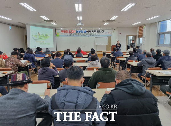 논산시농업기술센터가 지난 2월 양촌잎채소작목회를 대상으로 잔류농약 안전교육을 실시했다. /논산시