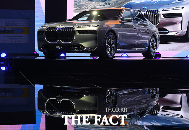 BMW가 올해 2월 수입차 시장에서 6381대를 판매해 메르세데스-벤츠를 제치고 1위에 이름을 올렸다. 사진은 지난해 7월 열린 2022 부산국제모터쇼에서 공개된 BMW 전기 플래그십 세단 i7의 모습. /이동률 기자