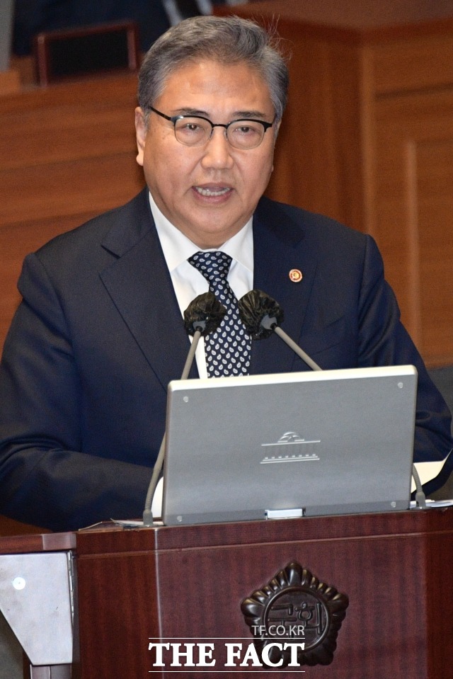 박진 외교부장관이 6일 서울 외교부 청사에서 일제 강제동원 피해에 대한 배상과 관련 행정안전부 산하 재단이 유족 지원 및 피해구제의 일환으로 2018년 대법원의 3건의 확정판결 원고분들께 판결금 및 지연이자를 지급할 예정이라고 밝혔다. /이새롬 기자