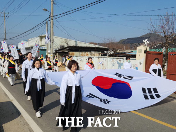 6일 3·1운동 부여의거 기념행사에서 관계자들과 시민들이 함께 만세운동 재현행렬을 하고있다./부여군