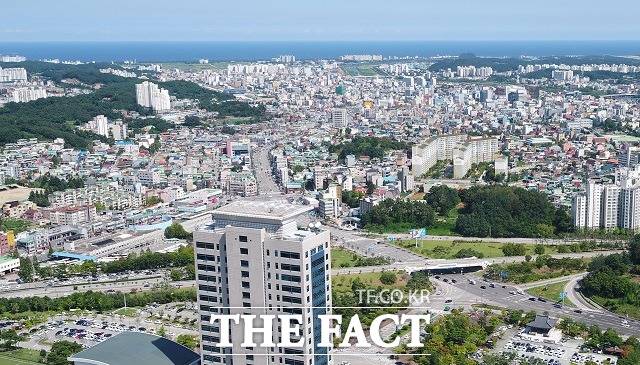 6일 강릉시는 위축된 지역경제 활성화를 위해 재정집행 대상액 8392억 원 중 절반 이상인 4682억 원을 상반기 내 신속 집행한다고 밝혔다. 사진은 강릉시 전경/강릉시