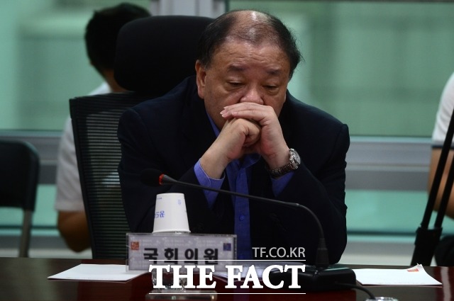 강창일 동국대 석좌교수(전 국회의원)는 통화에서 대한민국의 사법주권을 스스로 부정한 처사라며 한국의 완전한 백기 투항이라고 비판했다. /더팩트 DB
