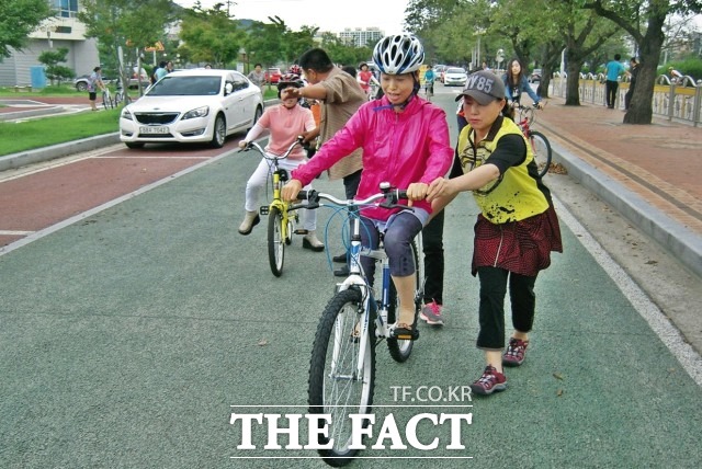이학수 시장은 “자전거 이용 활성화를 통해 시민의 건강 증진은 물론, 교통 혼잡 줄이기에도 큰 도움이 될 것”이라며 “앞으로도 시민들이 자전거를 불편 없이 이용할 수 있도록 다양한 시책을 마련해 추진할 계획”이라고 밝혔다. / 정읍시