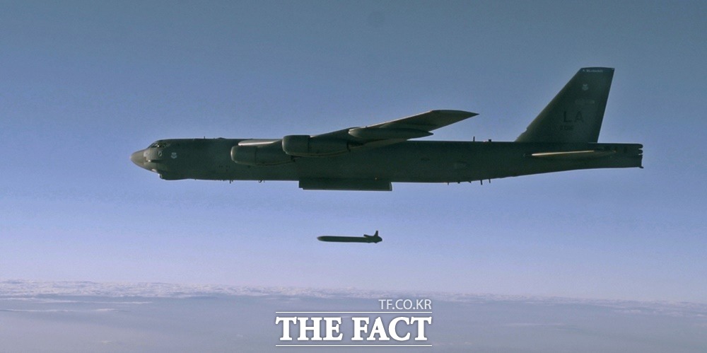 B-52H가 장거리 순항미사일 AGM-88B를 발사하고 있다. 사진=미 공군