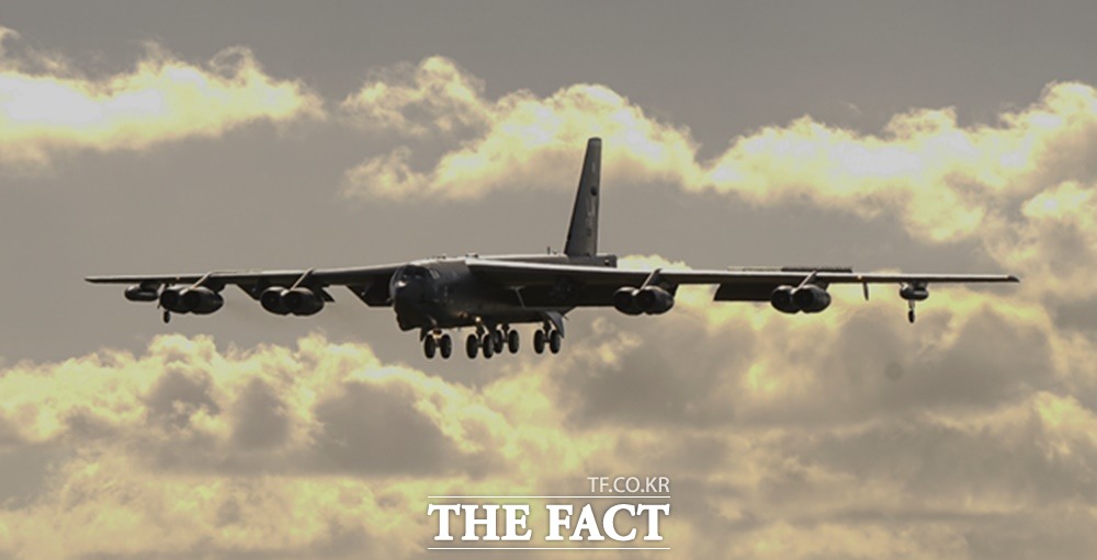미공군의 B-52H 폭격기가 착륙기어를 내린 채 하강하고 있다. /미공군