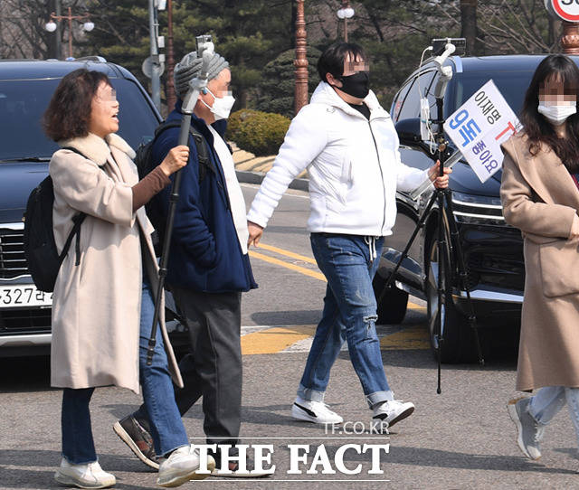 김종민 의원이 행사 도중 자리를 떠나자, 이재명 대표의 적극 지지자들로 보이는 시민들이 김 의원을 따라가 항의하고 있다.