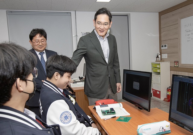 이재용 삼성전자 회장이 7일 경북 구미시 구미전자공업고등학교를 찾아 PCB 설계 수업을 참관한 데 이어 학생들과 간담회를 갖고, 관심 산업 분야와 기술인재로서의 꿈 등을 주제로 이야기를 나눴다. /삼성전자