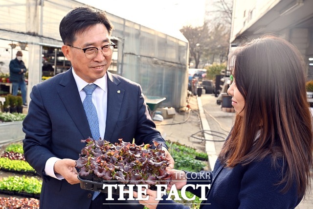 6일 김춘진 aT 사장이 서울 양재동 화훼공판장에서 시민들에게 화분을 나눠주고 있다. / 한국농수산식품유통공사