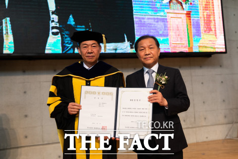 김욱(왼쪽) 총장이 7일 아펜젤러기념관에서 개최된 ‘제9대 총장 취임예배’에서 조보현 학교법인 배재학당 이사장에게 총장 임명장을 받고 있다. / 배재대