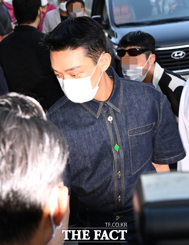 유아인은 소변검사를 통해 대마 성분이 검출된 데 이어 지난달 23일 국과수 정밀 감정 결과 프로포폴 양성 반응이 나왔다. 경찰은 유아인을 피의자 신분으로 소환해 조사 중이다. /더팩트 DB