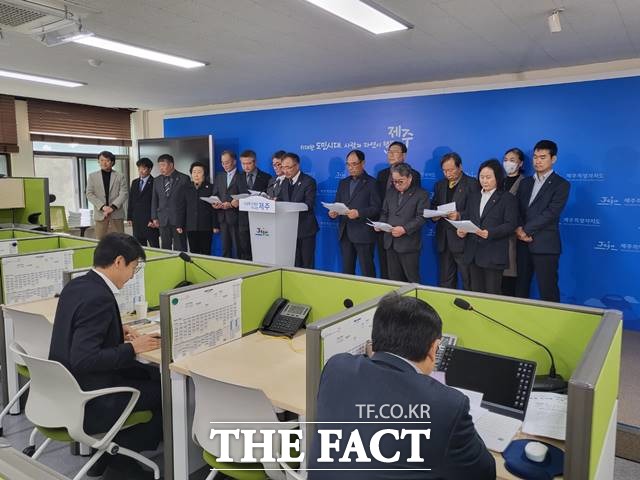 제주4·3희생자유족회는 7일 오전 제주도청에서 기자회견을 갖고 내달 3일 제75주년 제주4·3희생자추념식에 윤석열 대통령의 참석을 공식 건의했다. / 제주=허성찬 기자