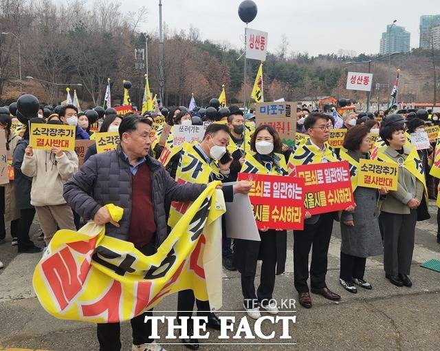 7일 오전 월드컵경기장 리셉션홀에서 열린 광역자원회수시설(소각장) 전략환경영향평가 공청회에 참석한 주민들은 격앙된 목소리로 항의했다./김이현 기자