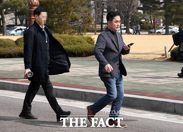 김종민 더불어민주당 의원이 행사 도중 자리를 떠나고 있다.