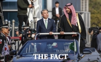  한·사우디 국방장관 회담, 의장대 사열하는 이종섭-칼리드 빈 살만 [TF사진관]