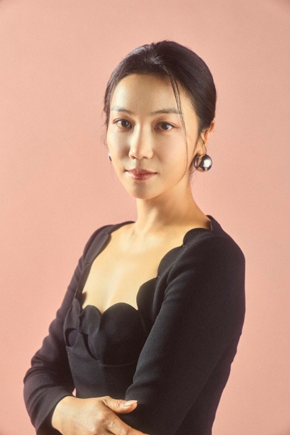 배우 김옥빈이 넷플릭스 오리지널 시리즈 연애대전으로 18년 만에 첫 로맨스 코미디에 도전했다. /넷플릭스 제공