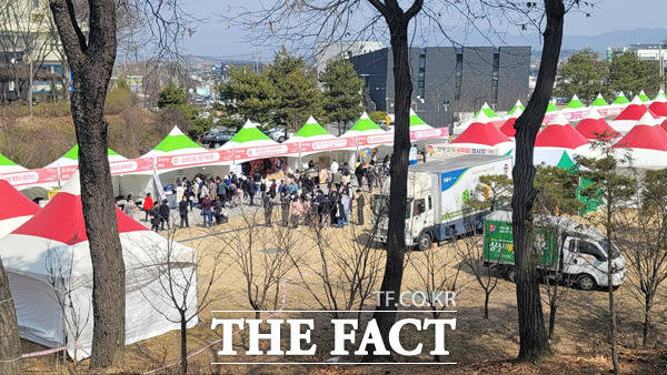 8일 개막 첫날인 논산딸기축제장은 이른 오후부터 관광객이 몰려들었다./논산=최웅 기자