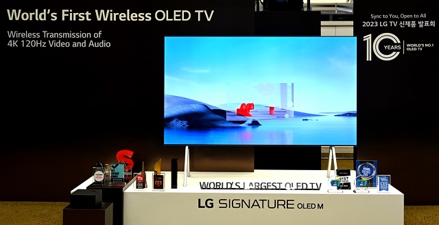 LG전자가 8일 서초 R&D캠퍼스에서 열린 2023년 TV 신제품 발표회에서 10년 혁신 기반으로 전원을 제외한 모든 선을 없앤 LG 시그니처 올레드 M을 선보였다. /LG전자
