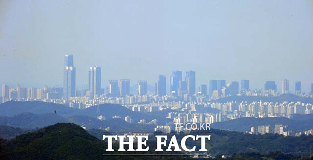 맑고 청명한 가을 날씨가 이어지고 있는 20일 오전 서울 송파 롯데월드타워 꼭대기 층에서 멀리 인천 송도신도시가 펼쳐지고 있다/더팩트DB