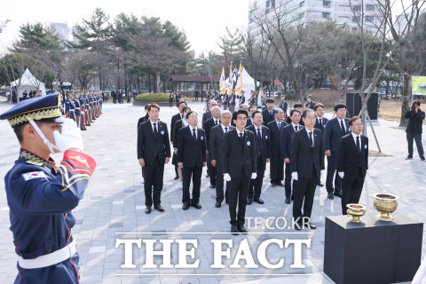 한덕수 국무총리와 이장우 시장 등이 8일 대전 서구 둔지미공원에서 3·8 민주의거 기념탑 참배를 하고 있다. / 대전시