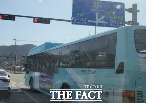 8일 춘천시는 마을버스를 개편한다고 밝혔다. 특히 이번 개편을 통해 마을버스의 중앙시장 진입 횟수를 기존 238회에서 145회가 늘어난 총 383회로 대폭 확대한다./사진은 춘천 시민버스. / 춘천=서백 기자