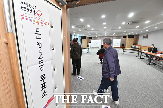 제3회 전국동시조합장선거가 열린 8일 오전 조합원들이 투표를 하기 위해 서울 송파구 송파농협 본점에 마련된 투표소를 방문하고 있다. /박헌우 기자