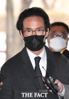  회삿돈으로 슈퍼카 산 조현범, 검찰차 타고 법원 출석 '묵묵부답'(영상)