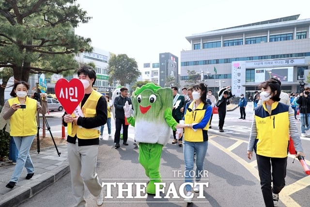 서귀포시는 9일 범시민 건강생활 실천운동 출정식을 개최했다,/서귀포시