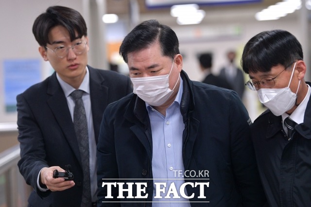 유동규 전 성남도시개발공사 기획본부장이 8일 오전 서울 서초구 서울중앙지방법원에서 열린 위례신도시 개발 특혜 의혹 관련 공판에 출석하고 있다. /남윤호 기자