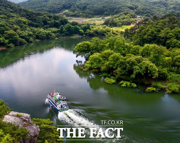 충북 괴산군은 겨울철 운항을 중단했던 괴산댐 상류지역 선박과 수상레저기구의 운항을 오는 11일부터 재개한다. /괴산군