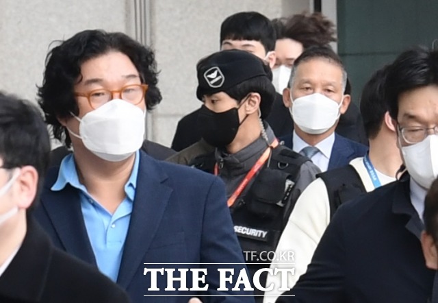 김성태(왼쪽) 전 쌍방울그룹 회장이 이른바 금고지기로 불리는 쌍방울그룹 재경총괄본부장 김모 씨와 함께 재판을 받게 됐다. /이새롬 기자