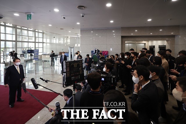 지난해 11월 18일 윤석열 대통령이 마지막 도어스테핑을 하는 모습. /대통령실 제공