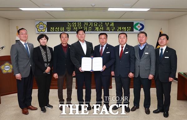 충북 영동군의회는 10일 제309회 영동군의회 임시회 제2차 본회의에서 농업용 전기요금 부과 정상화 및 적용기준 개선 촉구 건의문을 만장일치로 채택했다. /영동군의회